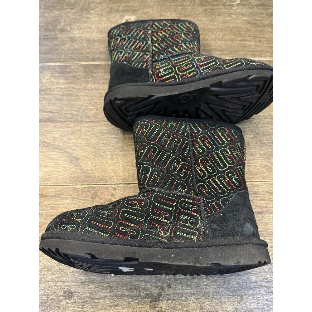 New UGG Kids' Classic II Graphic Stitch Short Boot Size 2‎ Black